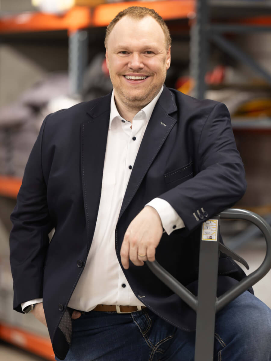 Philipp Nobel mit Hubwagen im Lager